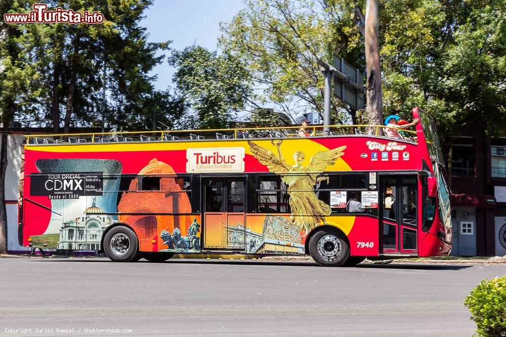 Immagine Il "Turibus" attraversa le strade della Colonia Roma, un elegante quartiere di Città del Messico - © Suriel Ramzal / Shutterstock.com