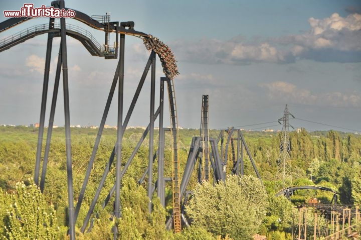 Inverted coaster Katun in azione sopra Mirabilandia