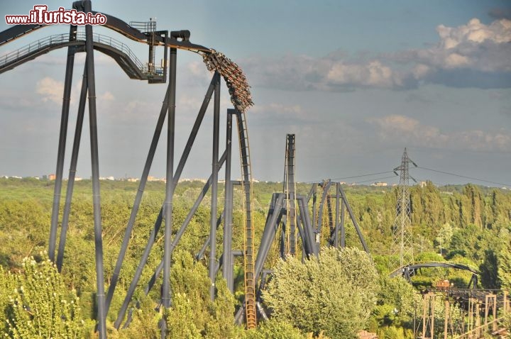 Inverted coaster Katun in azione sopra Mirabilandia