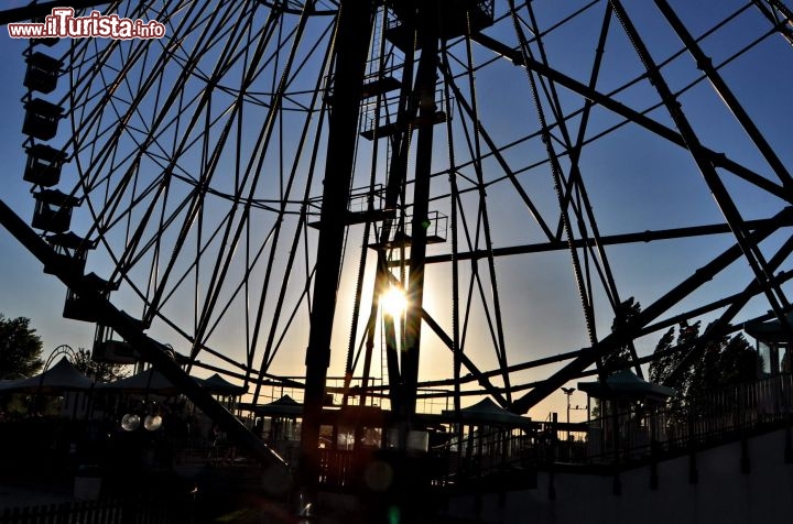 Ruota Mirabilandia al tramonto