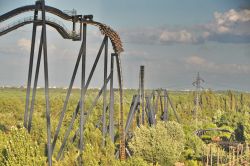 Inverted coaster Katun in azione sopra Mirabilandia ...