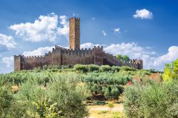 L'inconfondibile profilo del Castello di Montecchio Vesponi, uno dei simboli della Toscana a Castiglione Fiorentino (Arezzo)