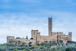 Uno scorcio del Castello di Montecchio Vesponi a Castiglione Fiorentino in Toscana - © pegasophoto / Shutterstock.com