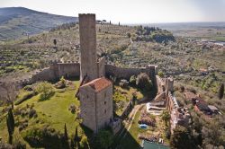 Vista aerea del Castello di Montecchio in provincia di Arezzo: siamo a Castiglion FIorentino in Toscana - © pegasophoto / Shutterstock.com
