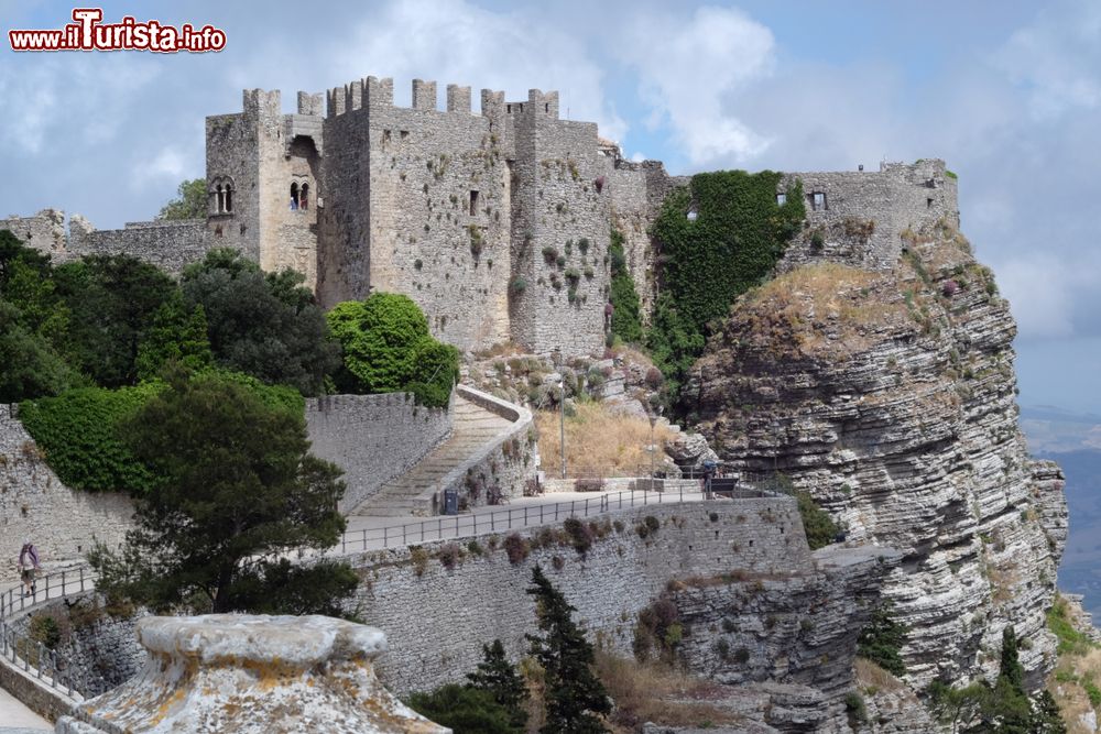 Immagine L'antica fortificazione di Venere a Erice, Sicilia, in una giornata estiva. Costruito nel XII° secolo in stile normanno, sorge su una rupe isolata nell'angolo sud orientale della vetta del Monte Erice.