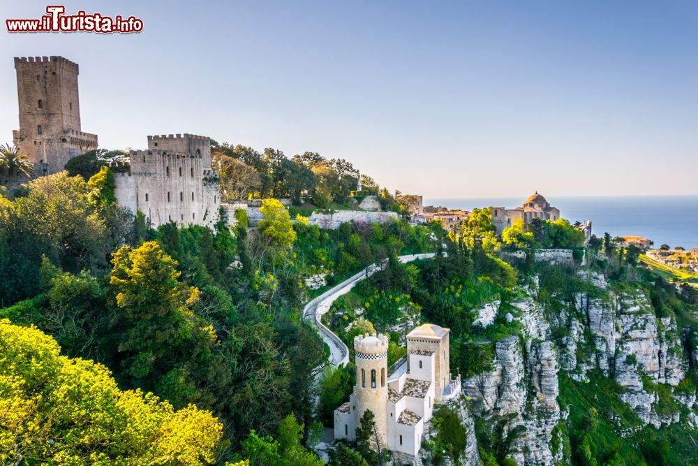 Immagine Il Castello di Erice, Trapani, con Torretta Pepoli (Sicilia) in una giornata primaverile.