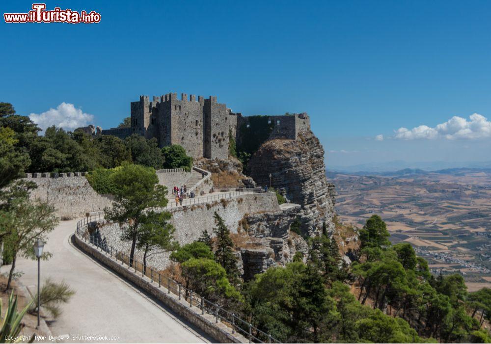 Immagine Il medievale castello di Erice, Trapani, Sicilia. Per la sua costruzione furono utilizzati anche frammenti di un antichissimo santuario e del tempio di epoca romana - © Igor Dymov / Shutterstock.com