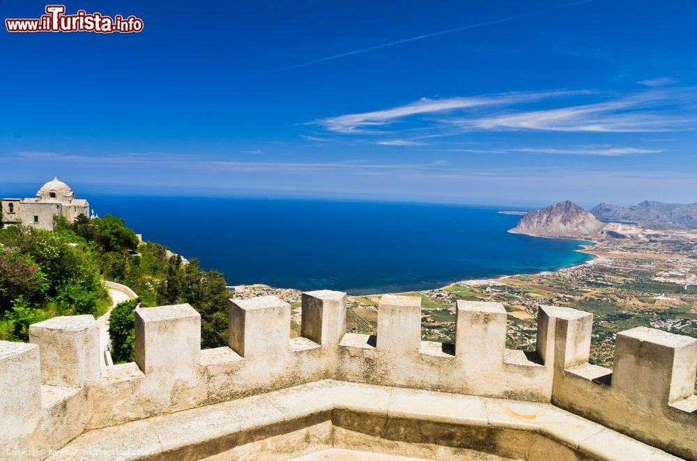 Immagine Il suggestivo panorama di Monte Cofano dal Castello di Venere, Erice, Sicilia. Il promontorio calcareo raggiunge un'altezza di 659 metri - © Banet / Shutterstock.com