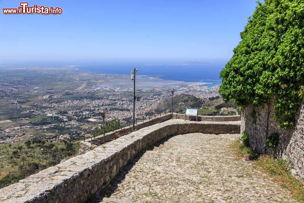 Immagine La città di Erice vista dalla passeggiata lungo il Castello di Venere, provincia di Trapani. All'orizzonte è visibile l'isola di Favignana.