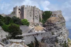 L'antica fortificazione di Venere a Erice, Sicilia, in una giornata estiva. Costruito nel XII° secolo in stile normanno, sorge su una rupe isolata nell'angolo sud orientale della ...