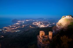 Erice by night vista dal Castello di Venere, provincia di Trapani. Sullo sfondo, il Monte Cofano e le luci della vicina cittadina di Valderice.

