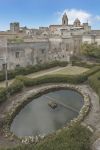 Il Giardino del Balio a finco del Castello di Venere e il panorama del centro di Erice in Sicilia - © Cortyn / Shutterstock.com