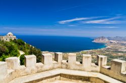 Il suggestivo panorama di Monte Cofano dal Castello di Venere, Erice, Sicilia. Il promontorio calcareo raggiunge un'altezza di 659 metri - © Banet / Shutterstock.com