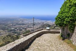 La città di Erice vista dalla passeggiata lungo il Castello di Venere, provincia di Trapani. All'orizzonte è visibile l'isola di Favignana.


