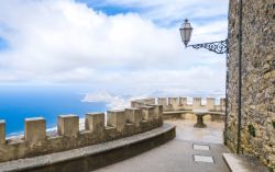 La terrazza panoramica del Castello di Venere a Erice, Sicilia. Da qui si ammira una suggestiva veduta del Golfo di Trapani - © jackbolla / Shutterstock.com