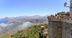 Punto panoramico al Castello di Venere, Trapani: sullo sfondo la città siciliana di Erice - © Stepniak / Shutterstock.com