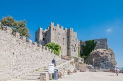 Scalinata al Castello di Venere, Erice, Trapani. Piazza reale per i viceré aragonesi sino al XVI° secolo, la fortezza divenne carcere con i Borbone per poi passare di proprietà ...