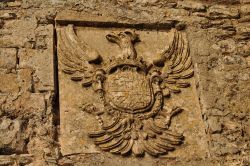 Stemma scolpito in un muro del Castello di Venere a Erice, provincia di Trapani, Sicilia - © s74 / Shutterstock.com