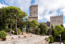 Torre merlata del Castello di Venere a Erice, Sicilia - © elesi / Shutterstock.com