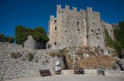 Turisti in visita al Castello di Venere a Erice, provincia di Trapani, Sicilia - © Igor Dymov / Shutterstock.com