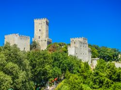 Venus Castle a Erice, provincia di Trapani, in una giornata di sole (Sicilia). Il castello era collegato al resto della vetta da un ponte levatoio successivamente sostituito dall'attuale ...