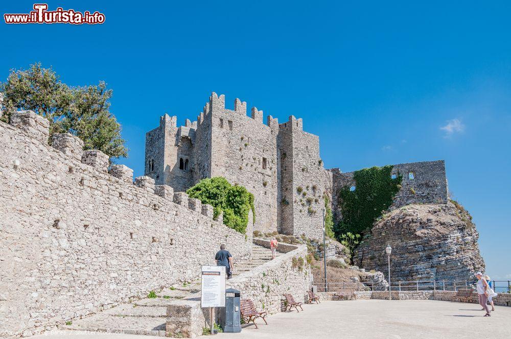 Immagine Scalinata al Castello di Venere, Erice, Trapani. Piazza reale per i viceré aragonesi sino al XVI° secolo, la fortezza divenne carcere con i Borbone per poi passare di proprietà al Comune che a sua volta lo diede in concessione al conte Pepoli - © Frog Dares / Shutterstock.com