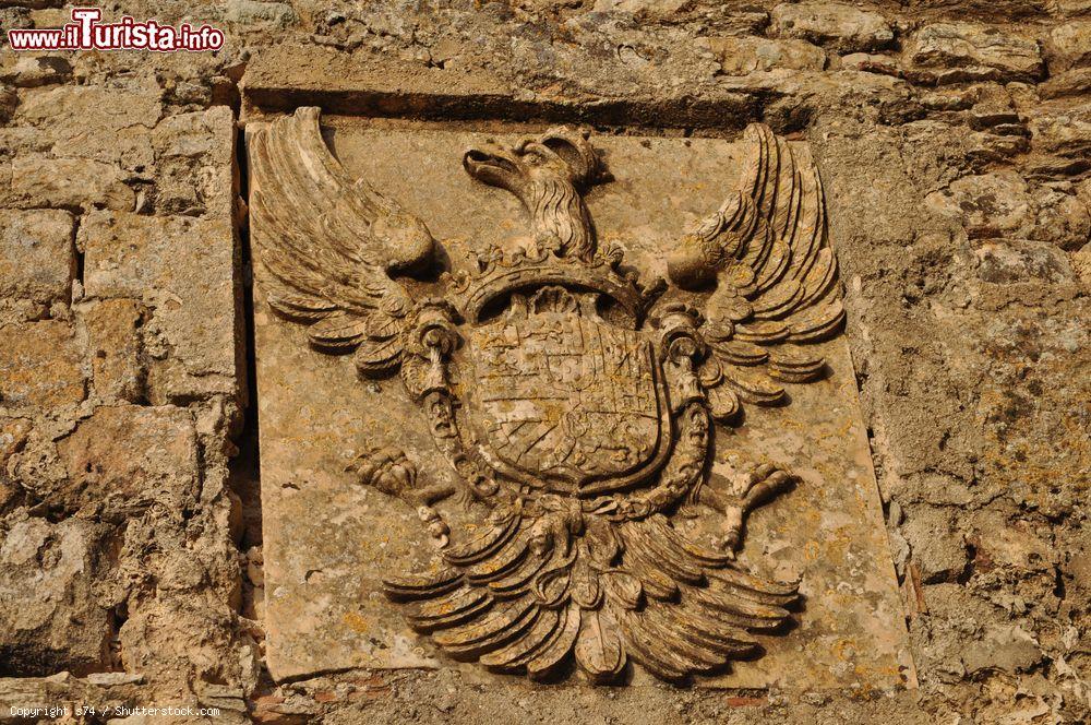 Immagine Stemma scolpito in un muro del Castello di Venere a Erice, provincia di Trapani, Sicilia - © s74 / Shutterstock.com