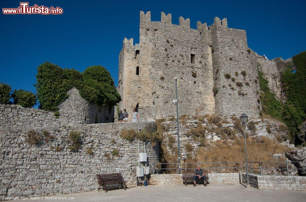 Immagine Turisti in visita al Castello di Venere a Erice, provincia di Trapani, Sicilia - © Igor Dymov / Shutterstock.com