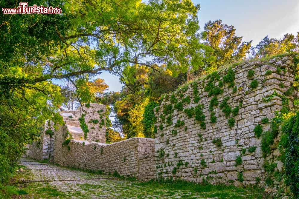 Immagine Un antico muro della fortezza di Venere a Erice, Trapani (Sicilia).