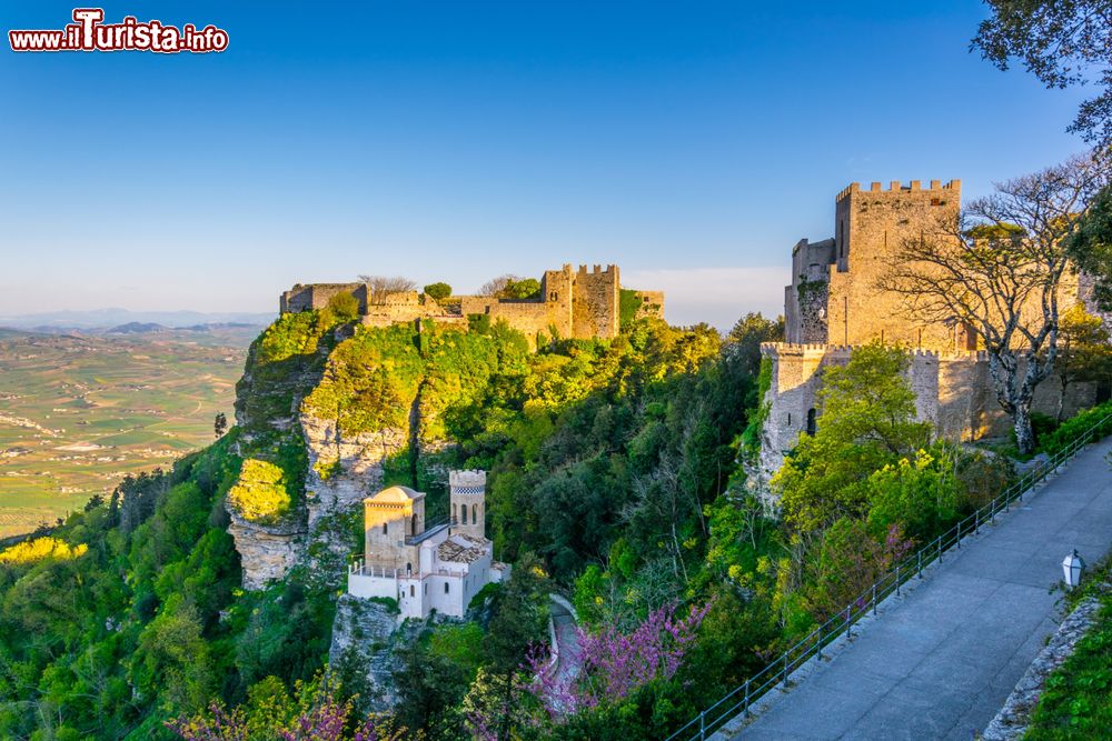 Immagine Veduta del Castello di Venere a Erice, provincia di Trapani, Sicilia. E' stato costruito sulle rovine di un tempio elimo-fenicio-romano.