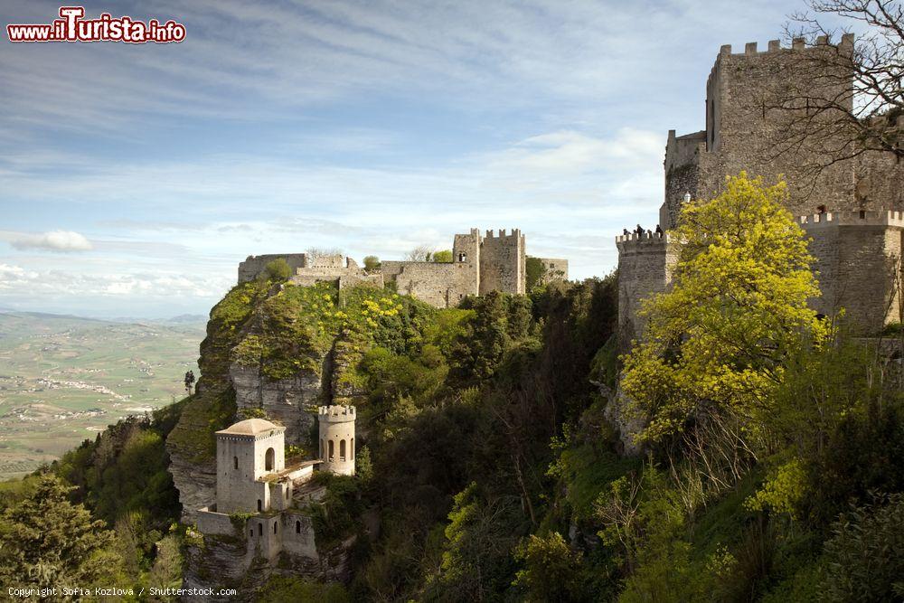 Immagine Veduta panoramica delle tre antiche fortezze di Erice, provincia di Trapani, Sicilia - © Sofia Kozlova / Shutterstock.com