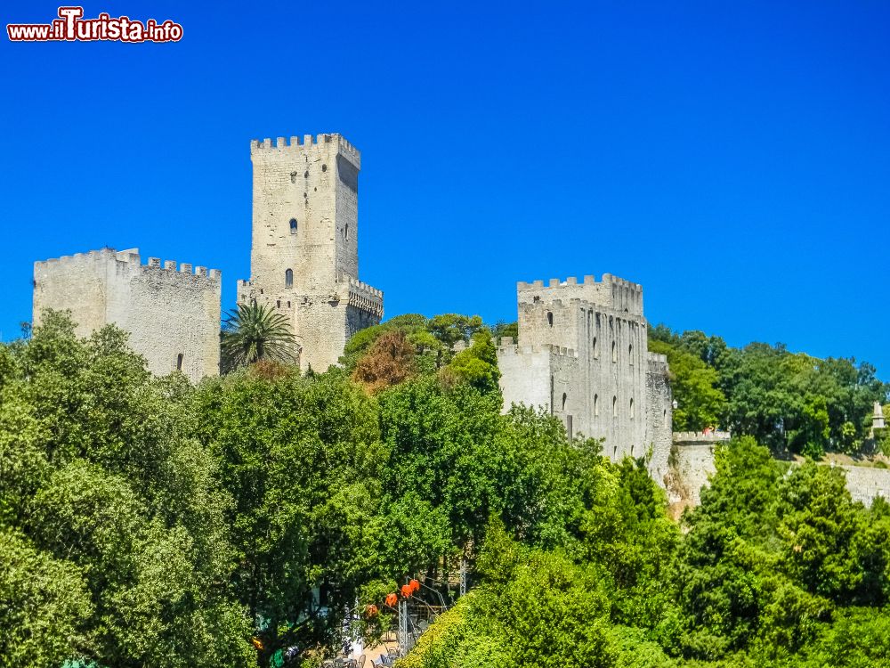 Immagine Venus Castle a Erice, provincia di Trapani, in una giornata di sole (Sicilia). Il castello era collegato al resto della vetta da un ponte levatoio successivamente sostituito dall'attuale gradinata.