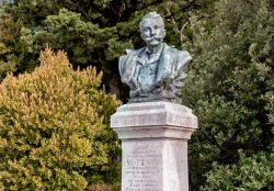 Monumento a Nunzio Nasi nel giardino del Castello di Erice, Sicilia. Politico italiano nato a Trapani e scomparso a Erice, Nasi fu più volte ministro del Regno d'Italia - © elesi ...