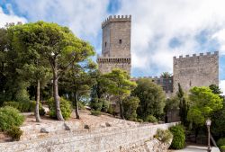 Torre merlata del Castello di Venere a Erice, Sicilia - © elesi / Shutterstock.com