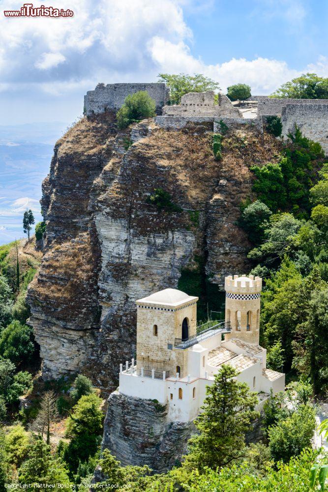 Immagine Erice, provincia di Trapani: veduta di Torretta Pepoli arroccata su un costone di roccia sotto le torri del Balio - © Matthew Boxley / Shutterstock.com