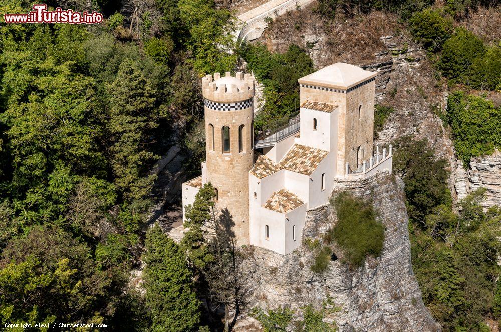 Immagine Panorama dall'alto di Torretta Pepoli a Erice, provincia di Trapani, Sicilia. Dopo i lavori di restauro, il castello è stato restituito alla comunità e trasformato in Osservatorio permanente di Pace e faro del Mediterraneo - © elesi / Shutterstock.com