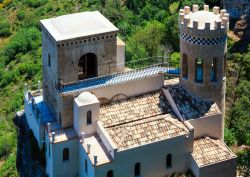Dettagli architettonici di Torretta Pepoli a Erice, provincia di Trapani, Sicilia - © Landscape Nature Photo / Shutterstock.com