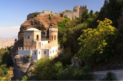 Il piccolo castello di Torretta Pepoli nel borgo di Erice, Sicilia, in una giornata primaverile di sole.


