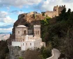 Il suggestivo castello di Torretta Pepoli a Erice, Sicilia. Qui il conte Pepoli ospitò uomini di cultura, scienziati e artisti che trovavano un pò di tranquillità nella ...