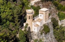 Panorama dall'alto di Torretta Pepoli a Erice, provincia di Trapani, Sicilia. Dopo i lavori di restauro, il castello è stato restituito alla comunità e trasformato in Osservatorio ...
