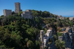 Panorama del castello normanno Torri del Balio e di Torretta Pepoli a Erice, Sicilia - © Igor Dymov / Shutterstock.com