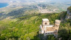 Torretta Pepoli a Erice, Trapani, vista dall'alto (Sicilia). Questo grazioso castello in miniatura sorge in cima a una collina circondata da foreste verdi - © jackbolla / Shutterstock.com ...