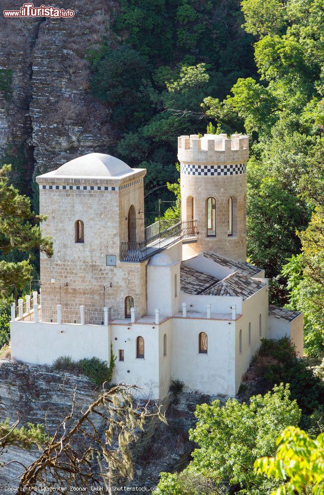 Immagine Veduta della Torretta Pepoli a Erice, provincia di Trapani, Sicilia. Realizzata in stile Liberty, venne fatta costruire dal conte Agostino Pepoli nel 1870 come luogo di meditazione e studio - © Bildagentur Zoonar GmbH / Shutterstock.com