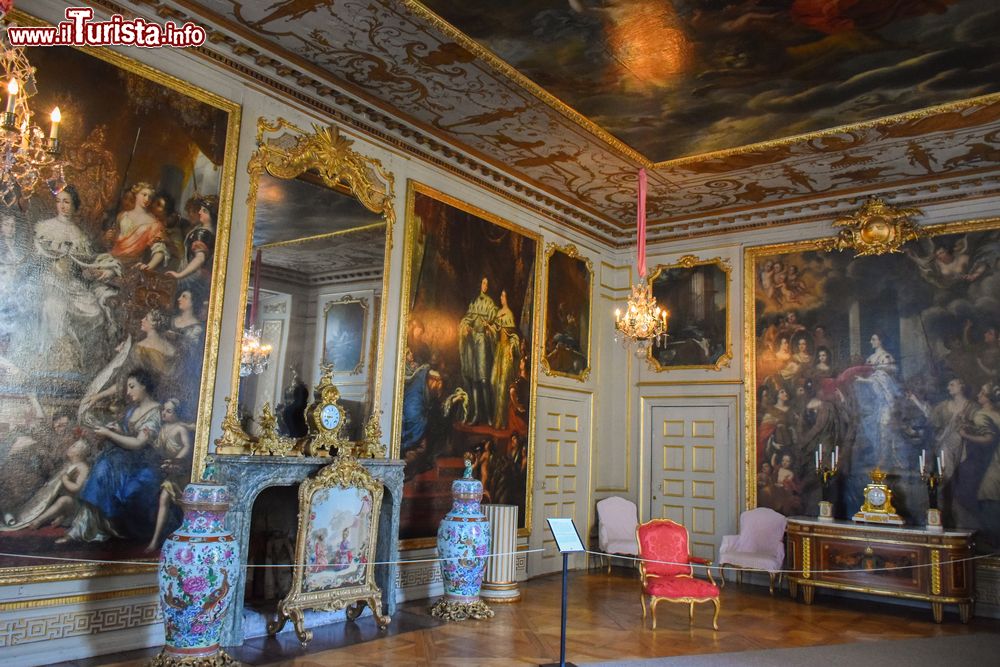 Immagine Affreschi e stucchi decorano le sale del palazzo di Drottningholm a Stoccolma, Svezia.