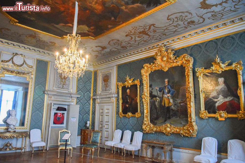 Immagine Dipinti e arredi antichi in una sala del castello svedese di Drottningholm, Stoccolma.