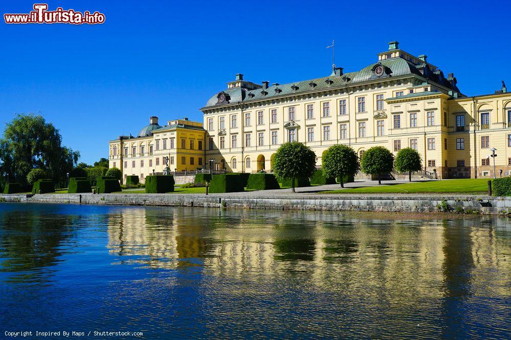 Immagine Il palazzo di Drottningholm a Stoccolma (Svezia) riflesso nel laghetto antistante - © Inspired By Maps / Shutterstock.com