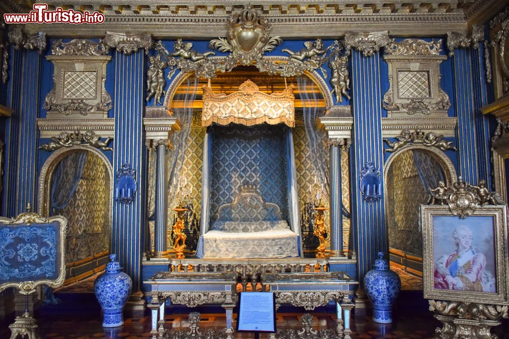 Immagine Il Salone Azzurro nel palazzo di Drottningholm a Stoccolma, Svezia. Si tratta di una delle sale più visitate del castello adibito anche a residenza dei reali.