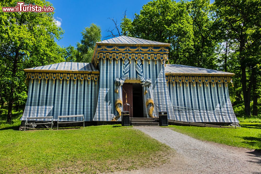 Immagine Panorama dei padiglioni nel parco pubblico del castello di Drottningholm a Stoccolma, Svezia.
