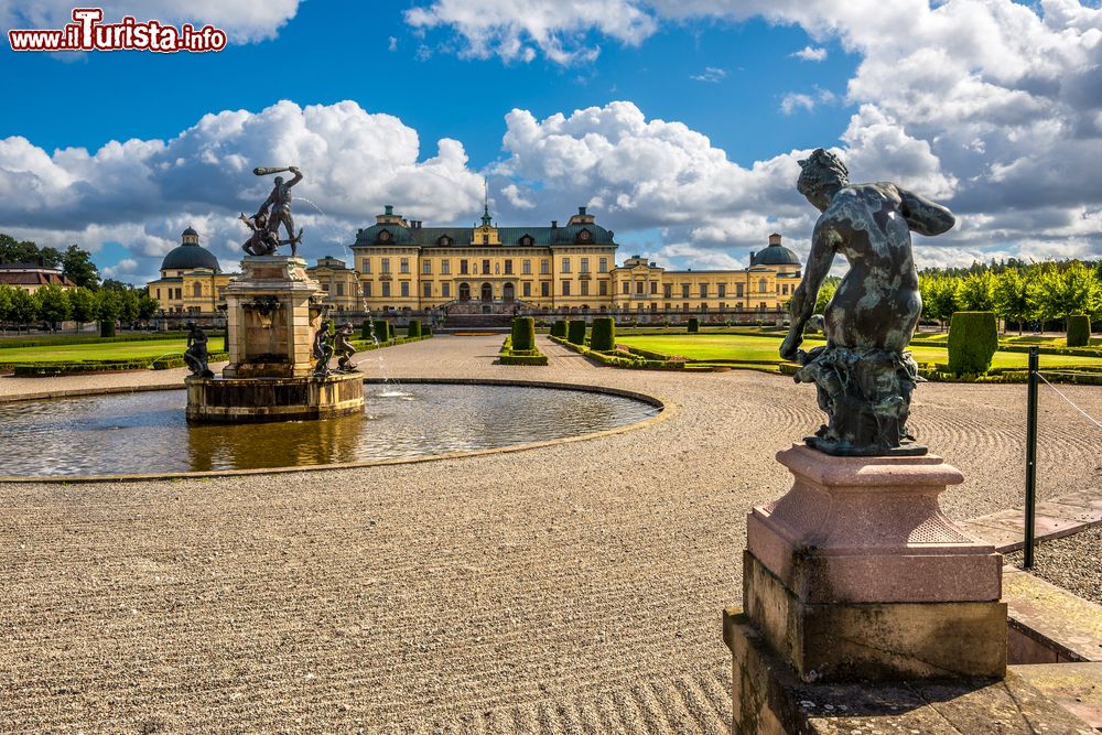 Immagine Panorama del castello di Drottningholm a Stoccolma, Svezia. Il suo nome significa "isolotto della regina" e dal 1991 fa parte del Patrimonio dell'Umanità dell'Unesco.