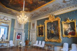 Dipinti e arredi antichi in una sala del castello svedese di Drottningholm, Stoccolma.
